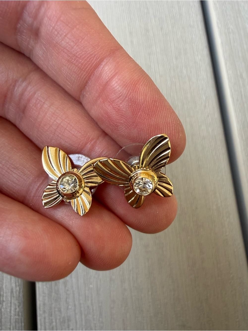 NICE Gold Tone Floral Rhinestone Stud Earrings Vintage Style